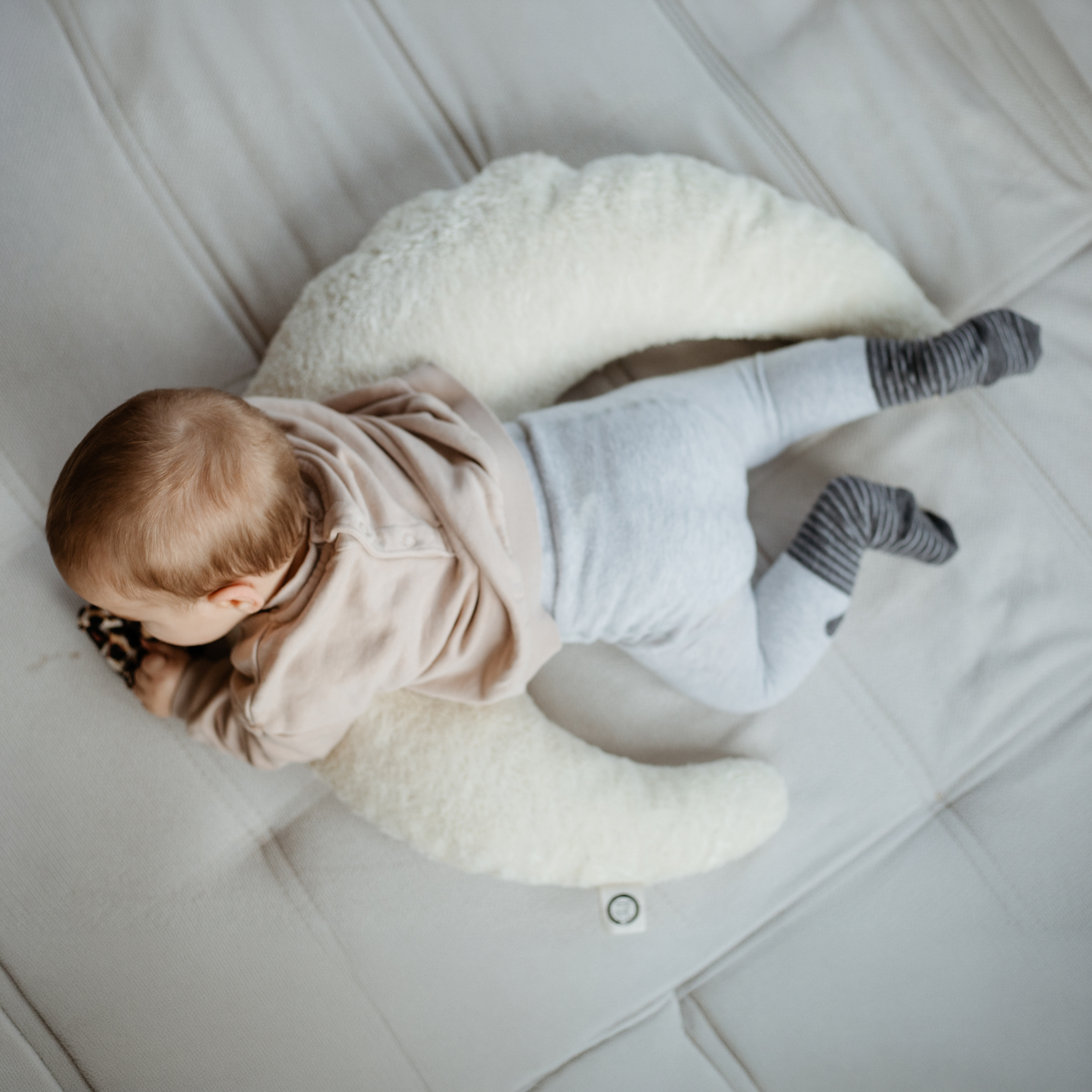 Nursing and Neck Cushion | white